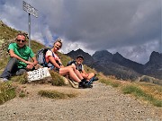 58 Al Passo della Selletta (2372 m) con vista su da sx Rondenino, Diavoli, Poris